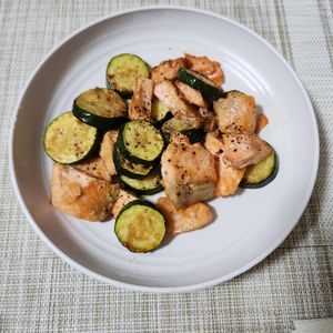 とももの作ってみた!投稿(【鮭とズッキーニのバター醤油】じゅわ旨♡簡単絶品お魚おかず！)