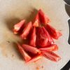 抱えて食べたい!【トマトと新玉ねぎとささみのサラダ】の工程2