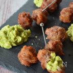 小間肉ポークビッツ　白味噌アボカドディップ添え