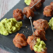 小間肉ポークビッツ　白味噌アボカドディップ添え
