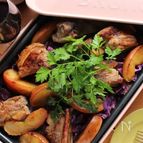 ホットプレートで塩麹スペアリブとりんごと紫キャベツのソテー