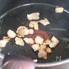 旨味ぎっしり♡【芽キャベツのコンソメスープ】の工程2