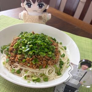 おもちの作ってみた!投稿(にらとねぎがたっぷり!そうめんで作るピリ辛肉味噌のあえ麺)