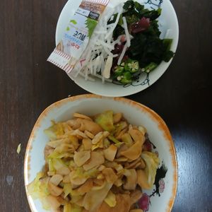マンチカンのがんもの作ってみた!投稿(ガッツリおかず♡鶏もも肉とキャベツのバター醤油炒め)