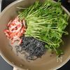 【炒め時間1分】味付け不要！豆苗とカニカマの旨コク塩昆布炒めの工程2