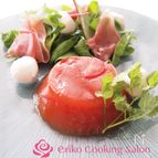 トマトゼリーで食べるモッツァレラと生ハムのサラダ