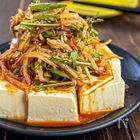【冷奴の新定番】やみつきピリ辛だれが決め手!「ピリ辛もやし冷奴」豆腐1丁ともやし1袋ペロリ♪