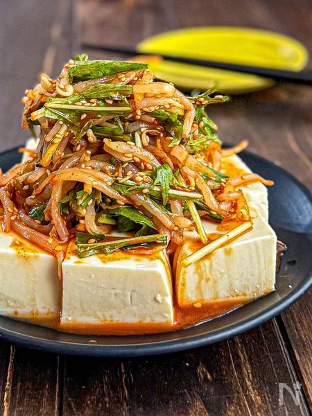 豆腐に具材をのせたれをかける