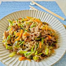 切り落とし牛肉で【チャプチェ】韓国春雨を使って作りました。