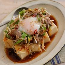 温玉のせ、牛しゃぶサラダのピリ辛香味だれ豆腐