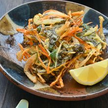 米粉でカリッと♪もずくと彩り野菜のかき揚げ