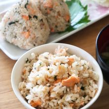 プチもち食感！だし香る鮭と大葉のもち麦ごはん