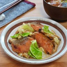 みそ漬けでやわらかジューシー！鮭と野菜のみそバター炒め