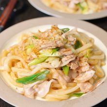 簡単やみつきの味！【豚肉とネギのにんにく和風焼きうどん】