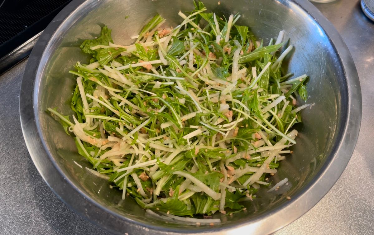 シャキシャキ食感止まらない♬【水菜と大根のオイツナ和え】 | レシピ
