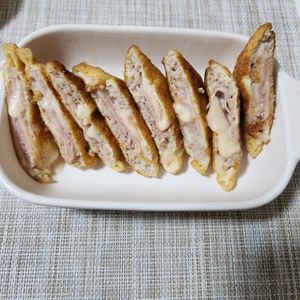 とももの作ってみた!投稿(簡単おつまみ♩油揚げの鶏マヨハムチーズ焼き)