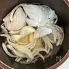鍋ひとつ♪鶏ガラスープで簡単！玉ねぎとわかめの卵スープの工程1