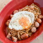 たまにはジャンクに！目玉焼きとソーセージのパスタ