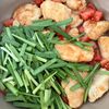 【鶏むね肉とにらとトマトのガーリックオイスター炒め】の工程3