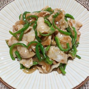 よっこの作ってみた!投稿(行列のできる中華屋さんの♪とろとろ豚バラピーマン炒め🤩🍺)