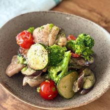 【夏野菜と鶏もも肉のサラダ】美肌になれるサラダ