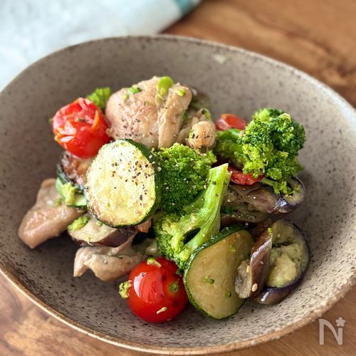 【夏野菜と鶏もも肉のサラダ】美肌になれるサラダ