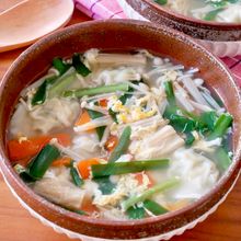 【にら玉水餃子のスープ】具沢山でボリュームたっぷり！