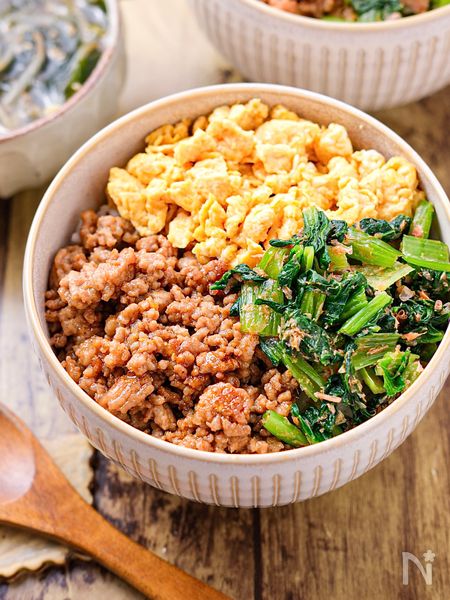 どんぶりにご飯をよそい盛り付ける
