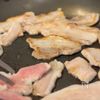 フライパンで!【旨辛ねぎカルビの石焼風おこげ飯】の工程1