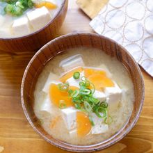 皮まで無駄なく活用『人参と豆腐のお味噌汁』