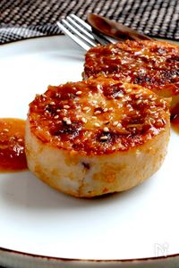 肉のうま味を詰め込んだ【厚切りれんこん肉詰めステーキ】
