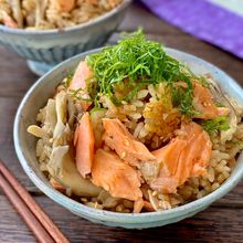 旨みがすごい！【鮭ときのこの炊き込みご飯】