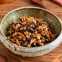 ほっとする甘辛味♪ごはんがすすむ【鶏そぼろひじき煮】