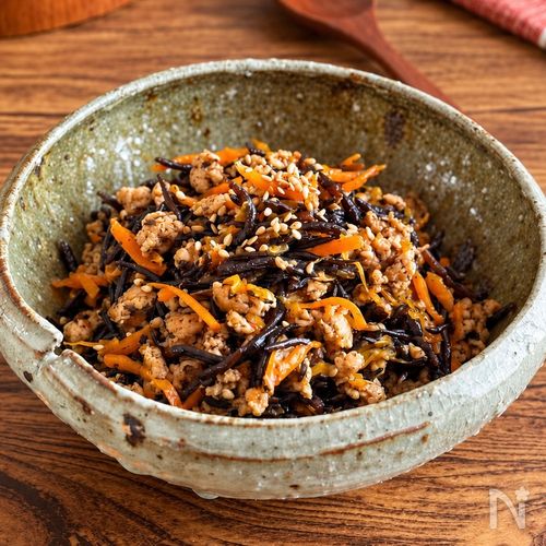 ほっとする甘辛味♪ごはんがすすむ【鶏そぼろひじき煮】