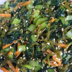 ゆみの作ってみた!投稿(めかぶの美味しい食べ方😋めかぶと小松菜のとろとろ旨だし漬け)