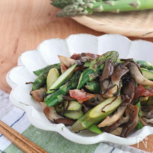 野菜不足解消に！アスパラガスときのこの塩昆布バター炒め
