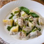 鶏肉とじゃがいもと舞茸のクリーム煮 バジルソースがけ