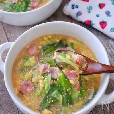 キャベツ大量消費!たっぷりキャベツとベーコンのとろたまスープ