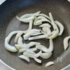 しっとりやわらか【鶏むね肉と新玉ねぎの甘辛炒め】の工程2
