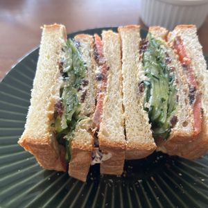 こむぎの作ってみた!投稿(スモークサーモンときゅうりのレーズンサンド)