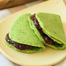 詰まる心配なし◎米粉でもちもち！ほうれん草の柏餅風パンケーキ