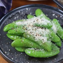 ５分で簡単！【スナップエンドウの粉チーズ焼き】