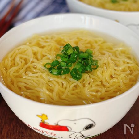スープを注ぎ、麺を入れる