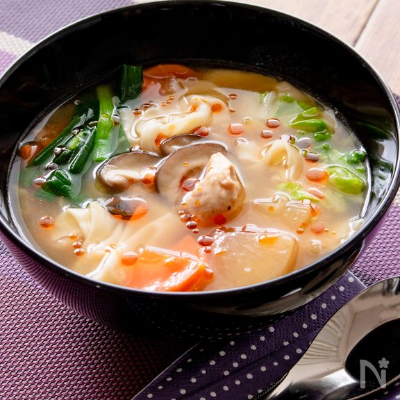 野菜たっぷり！
ツルツルワンタンの酸辣湯