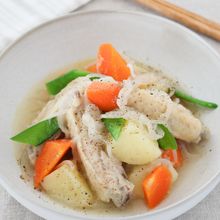 汁まで飲み干したい手羽中の中華麹バター肉じゃが