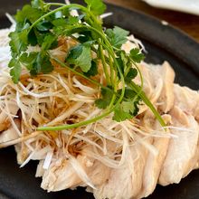 ジューシーな蒸し鶏で焦がしねぎ醤油の絶品おつまみ