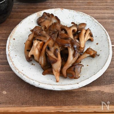 間違いないおいしさ！無限レシピ♪舞茸のバターめんつゆ炒め