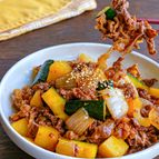 牛じゃがズッキーニのオイスターケチャップ炒め