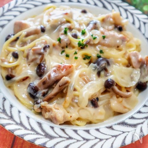 ワンパン15分♪鶏モモしめじ玉ねぎのクリームパスタ