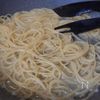 ワンパンで完成！エビとアボカドのペペロンチーノ風パスタの工程4
